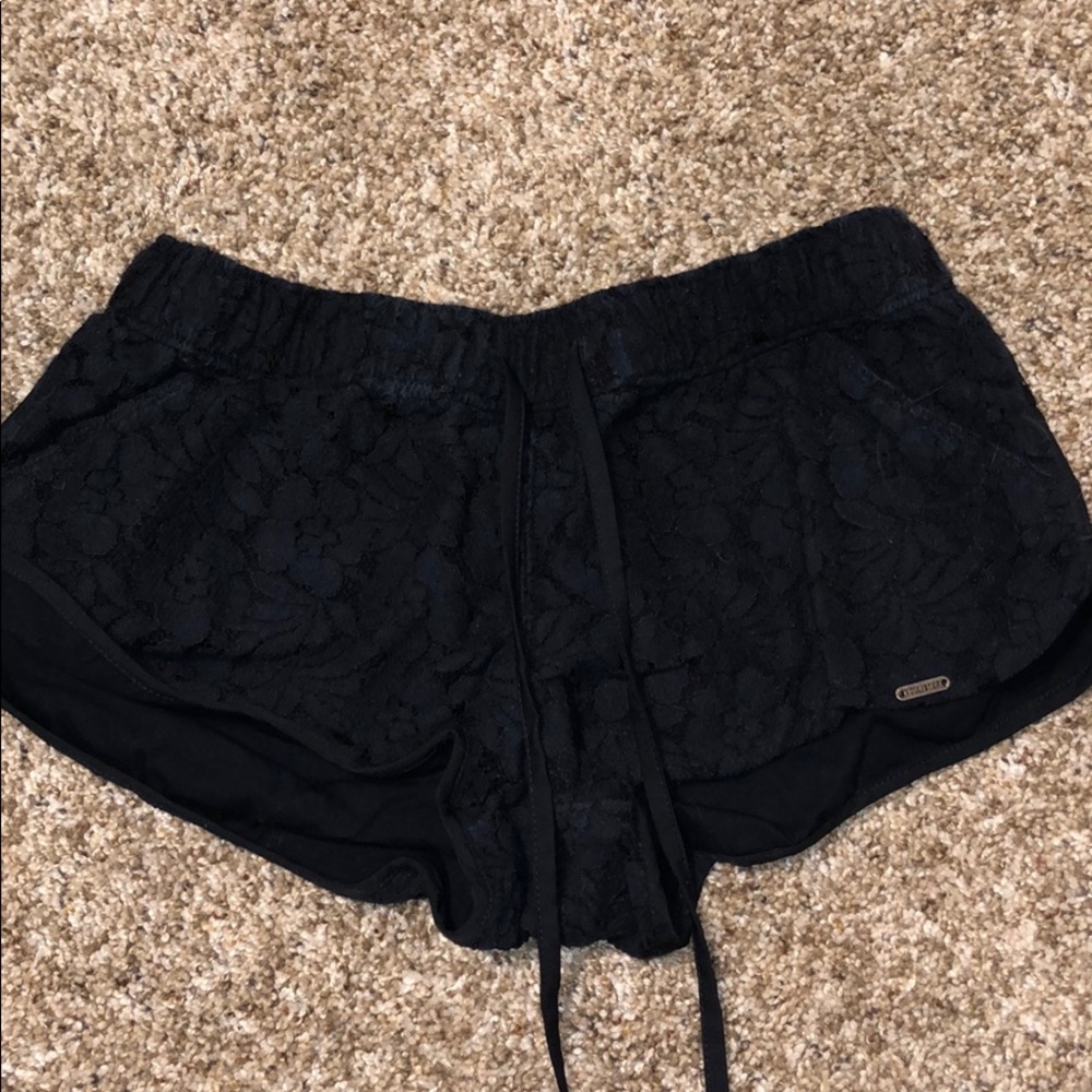 LIKE NEW HOLLISTER LACE ELASTIC SHORTS